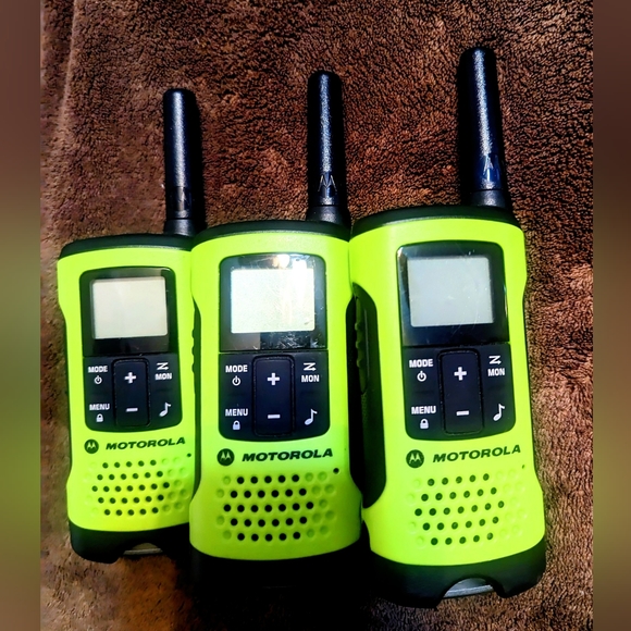 Pack of 3 MOTOROLA lime green Walkie Talkies. Brand New 🆕 w/o box 🚫📦 - Picture 8 of 8